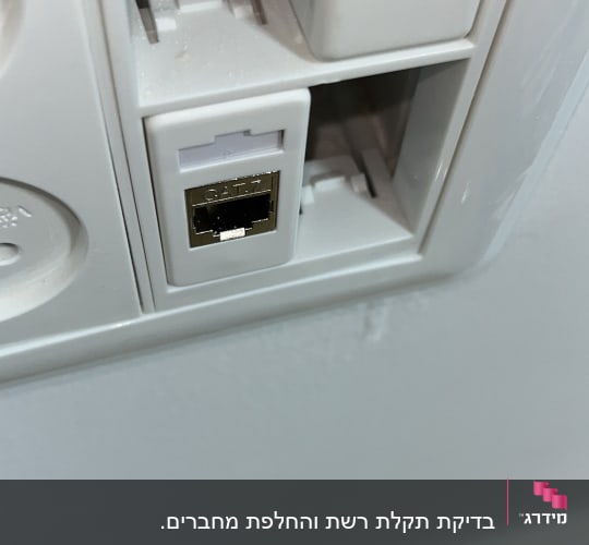 שקע רשת עם כבל אדום מחובר